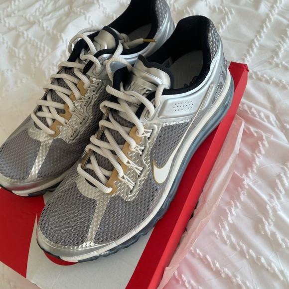 New in box! Nike Men's Gray and Silver Airmax - Picture 4 of 4